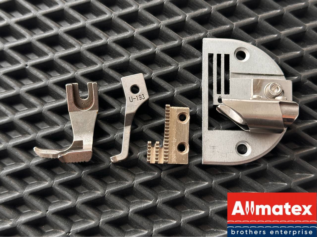 Окантователь для швейной машины 30 мм для материала ЭВА c зубчатой рейкой и лапками Окантователь для швейной машины 30 мм для материала ЭВА c зубчатой рейкой и лапками