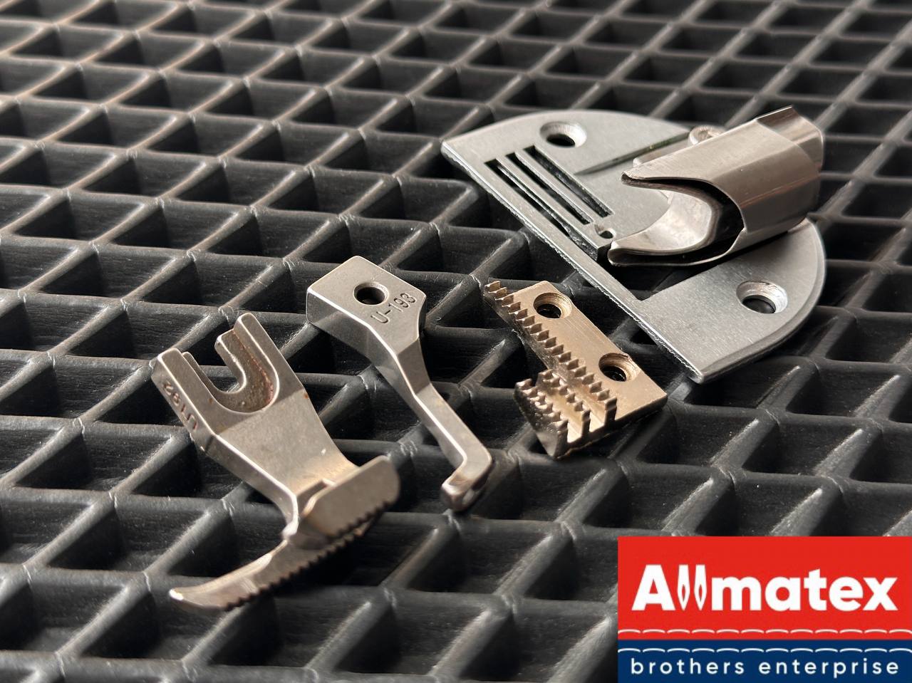 Окантователь для швейной машины 30 мм для материала ЭВА c зубчатой рейкой и лапками