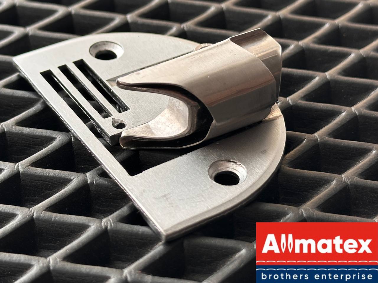 Окантователь для швейной машины 30 мм для материала ЭВА c зубчатой рейкой и лапками